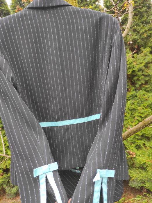 Costum practic și elegant.