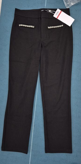 Pantaloni damă cu accesoriu la buzunare