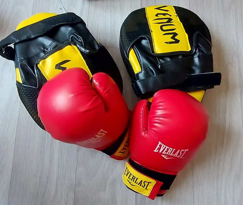 Спорт. 2. боксёрские перчатки и  лапы детские.
