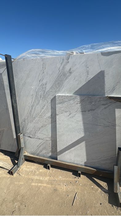 Моамор белый, в плитках и слэбах