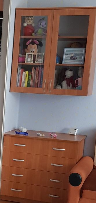 Мебель: комод и подвесной шкаф