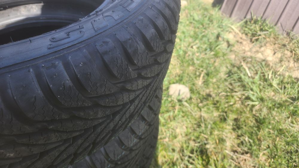 Vând cauciucuri de iarna noi peugeot 207 mărime 185/65 R15