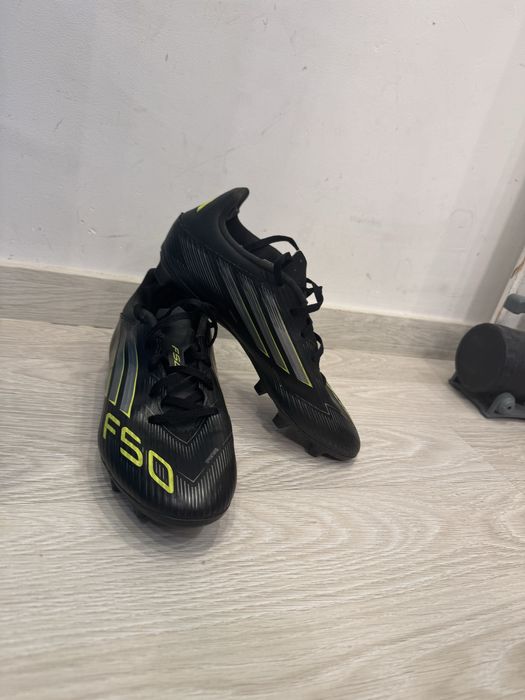 Продовам бутонки адидас f50