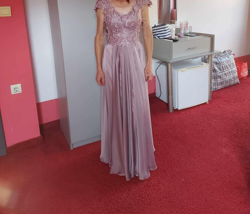 Продавам официална рокля