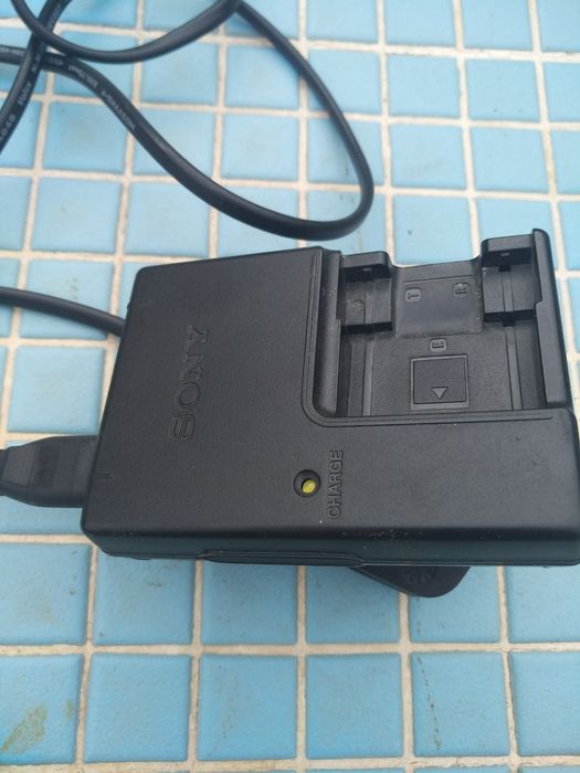 Зарядка для аккумуляторов видеокамеры Sony