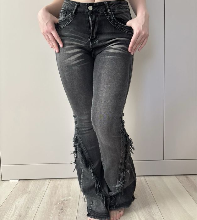 Стильные чёрные джинсы с отличной посадкой