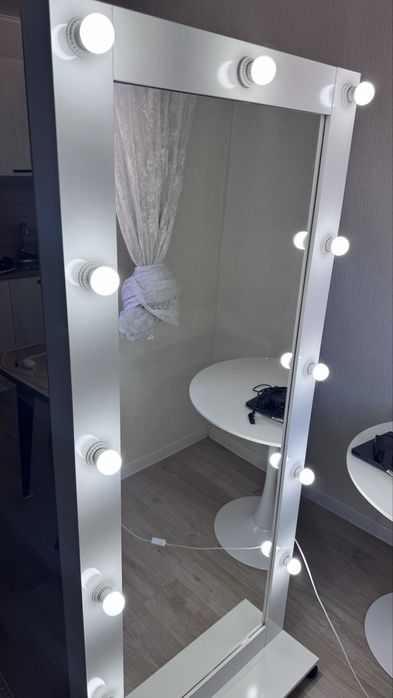 Зеркало с лампочкой