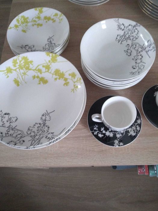 Set elegant din 30 de farfurii și ceșcuțe