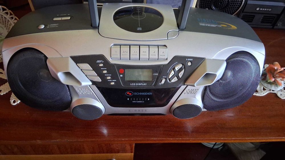 Radiocasetofon stereo cu CD Schneider
