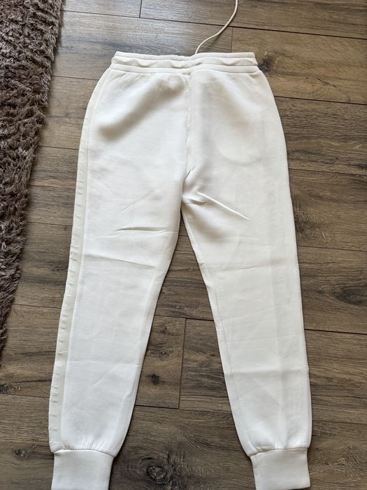 Ново дамско дошнище guess