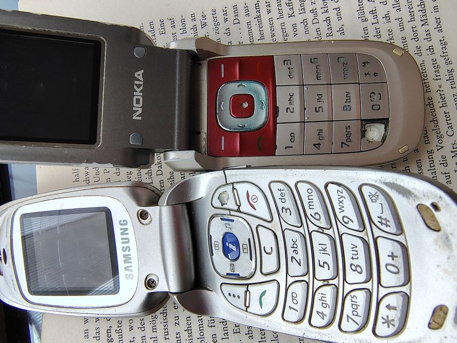 Telefon Nokia și Samsung vechi