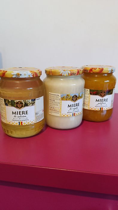 Miere de albine din stupină proprie.