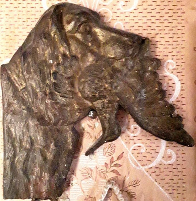 Старинный бронзовый барельеф охотничьей собаки с уткой в зубах