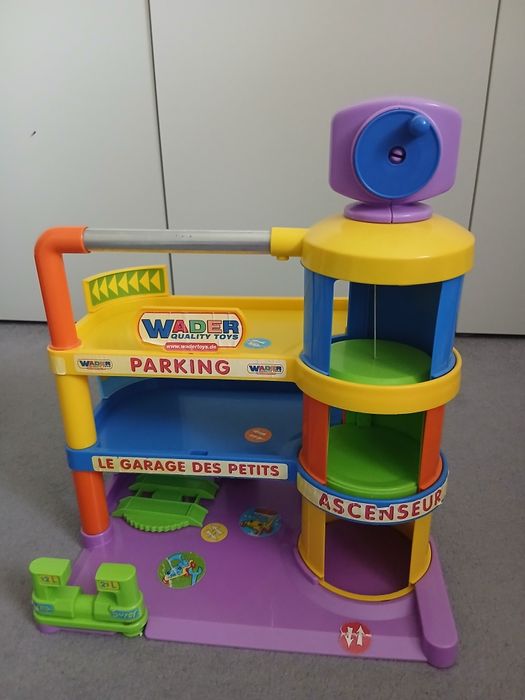 Garaj masinute, cu lift