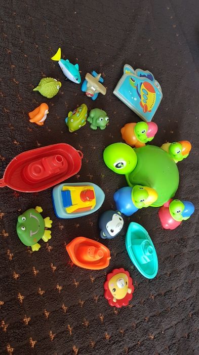 Продам игрушки для купания в ванне