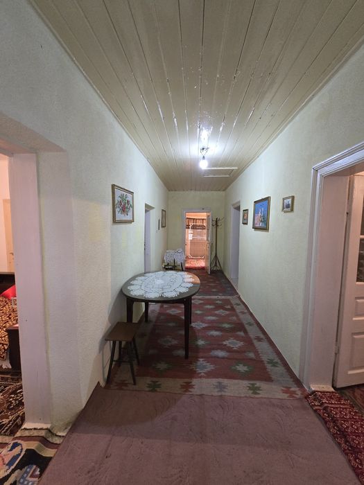 Casă la țară cu grădină mare și anexe, ideală pentru familie