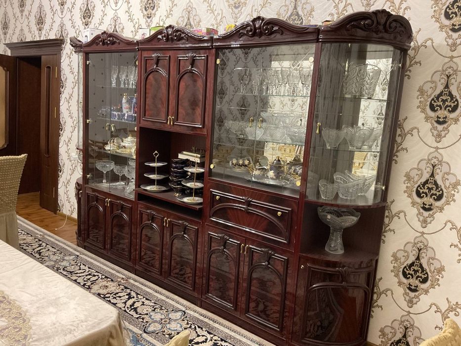 Мебель Итальянская горка, стулья, в хорошем состоянии