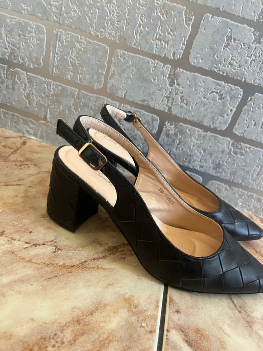 Дамски сандали и обувки