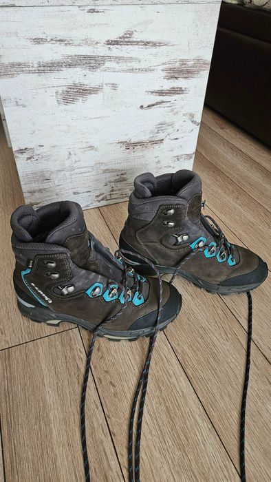 Продавам дамски обувки LOWA MAURIA GTX ws за планина , трекинг , лов .