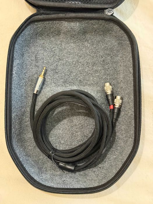 Продавам планарни слушалки MrSpeakers AEON Closed - пълен комплект, отлично състояние