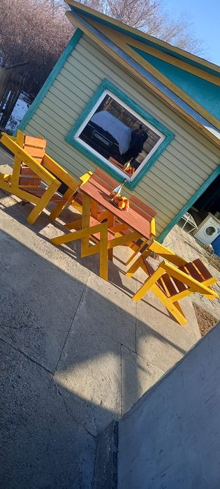 Деревянный стол со стульями