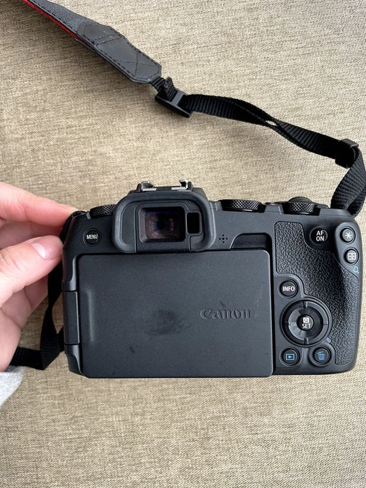Canon EOS RP + зарядно, нова батерия и 2 допълнителни батерии