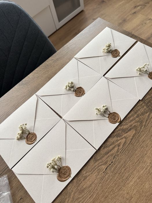 Изработка на сватбени покани, бутониери, сватбени подаръци