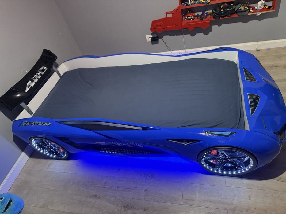 Pat in forma de masina cu leduri si lumini