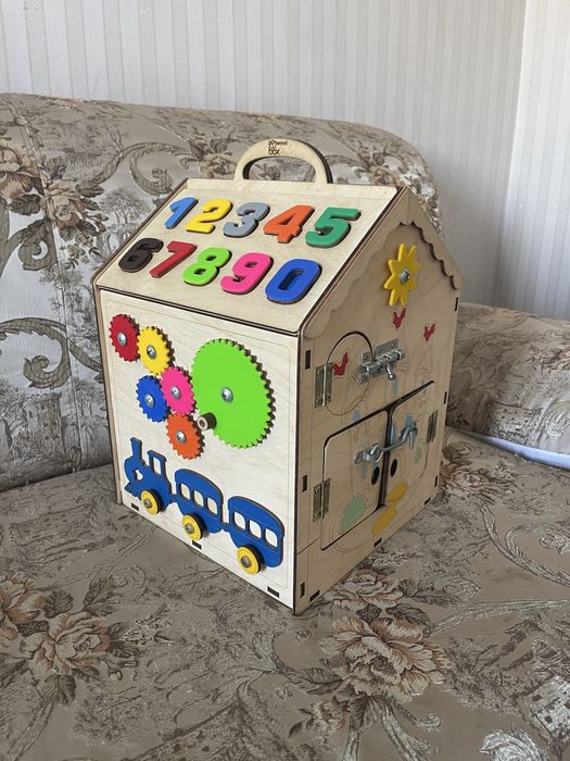 Бизиборд домик развивающий