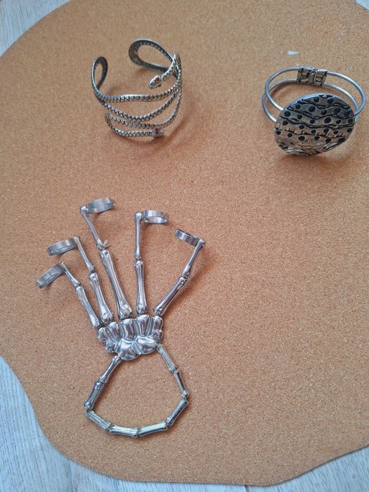 Бижута и аниме мърч