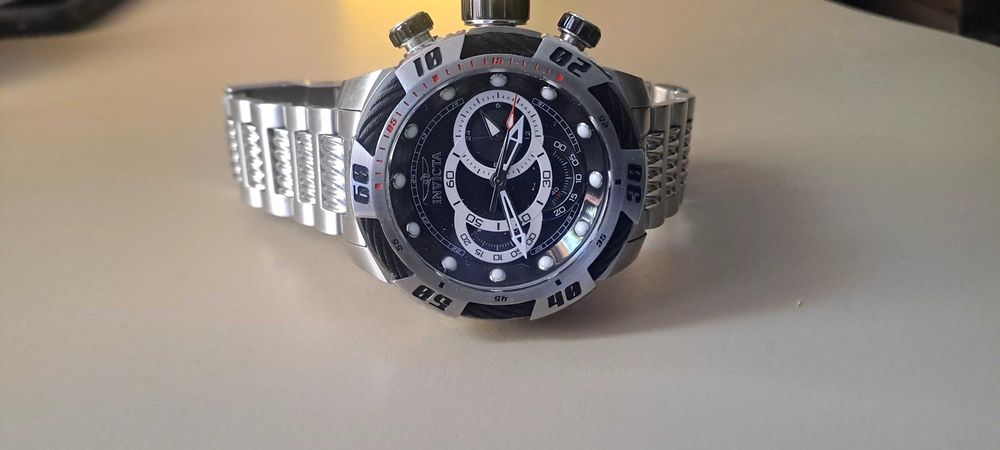 Продавам часовник Invicta