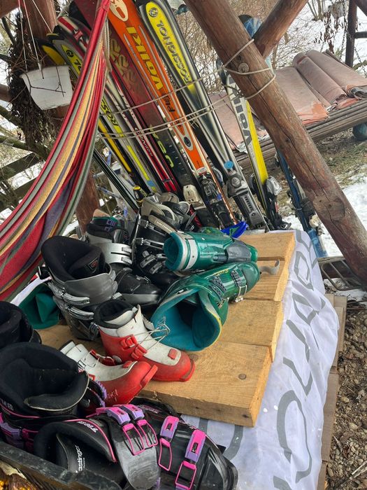 Vând schiuri/clăpari/snowboard (placi)