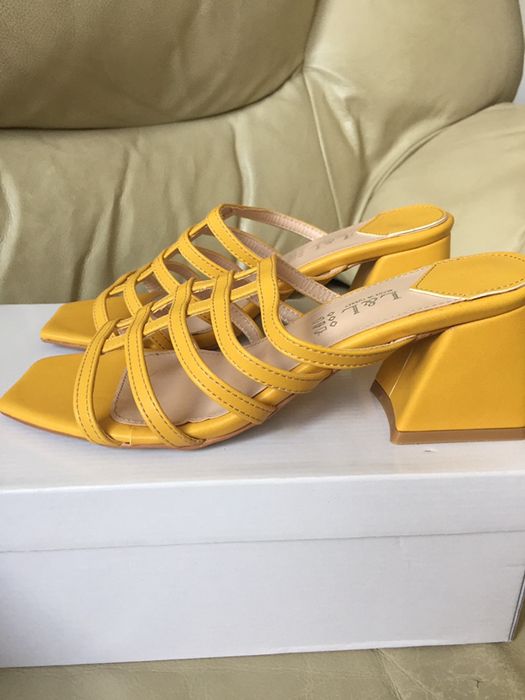 Дамски чехли на ток