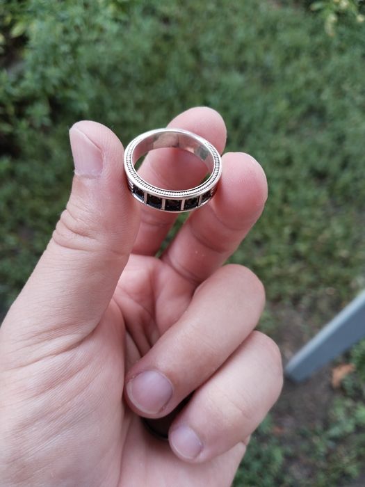 Продам кольцо серебро 925,с гранатом