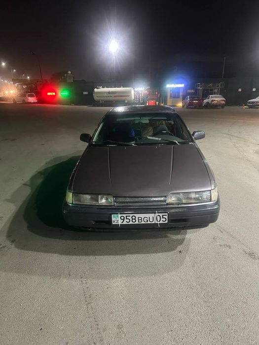 Mazda 626 на полном ходу