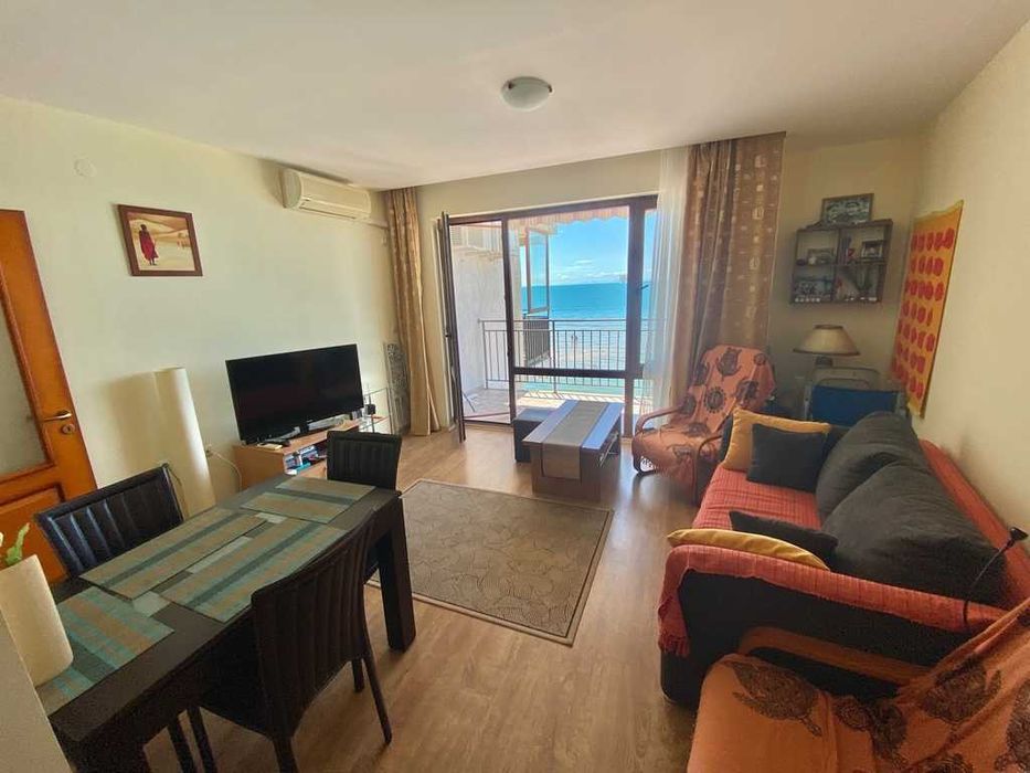 Двустаен апартамент на първа линия с фронтална гледка море