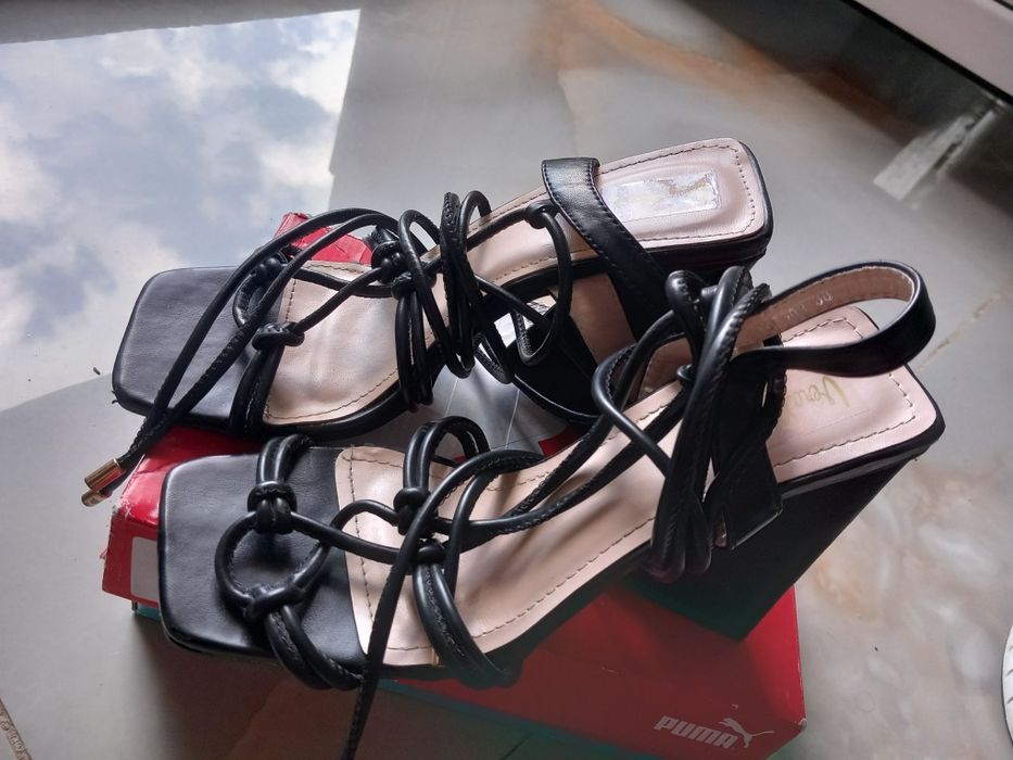 Vând sandale elegante noi mărimea 38 40 lei