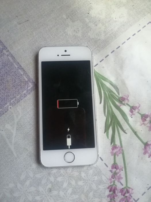 Vând Iphone 5s. Trebuie resetat din fabrica. Pret 160 lei
