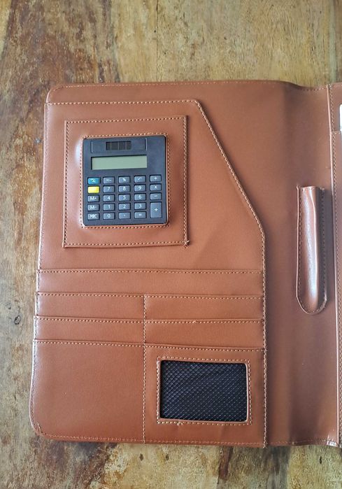 папка за документи луксозна кожена кафява с калкулатор A4 Размер