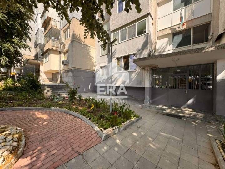 ЕКСКЛУЗИВНО! Тристаен, среден апартамент с източно изложение за продаж