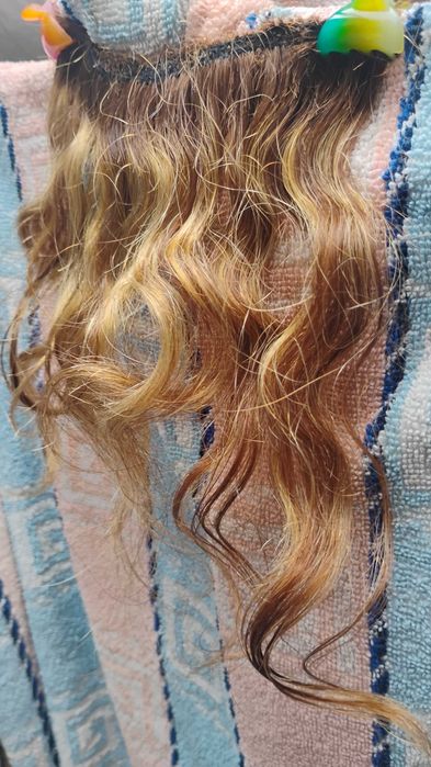 Продавам естествено къдрава коса.