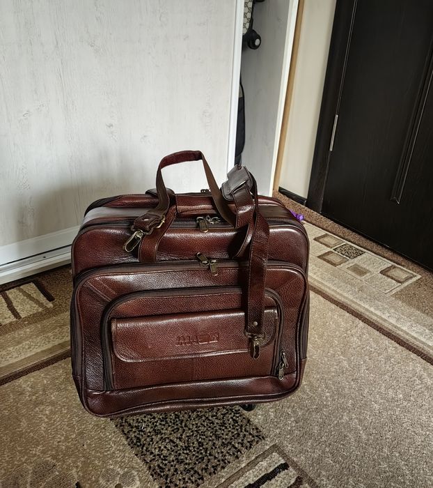 Кожаная сумка на колёсах