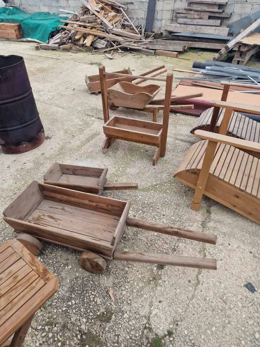 Дървени столове и орнаменти за градина