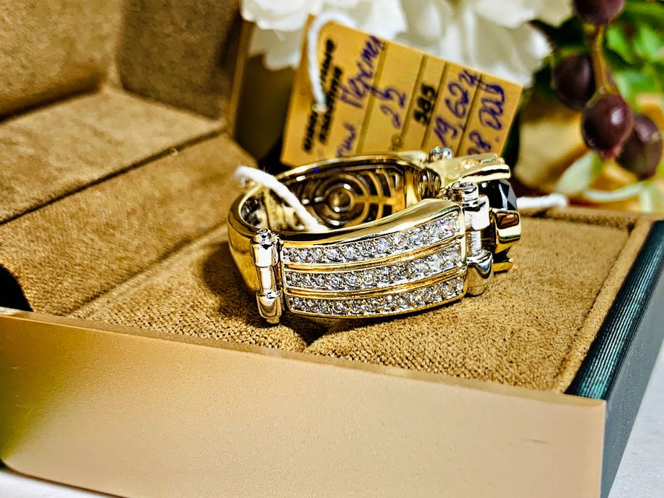 золотой перстень с белыми бриллиантами и крупным черным бриллиантом