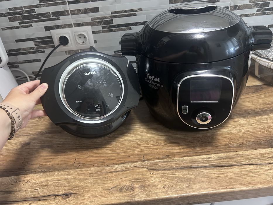 Multicooker Tefal cu accesoriu extra crisp