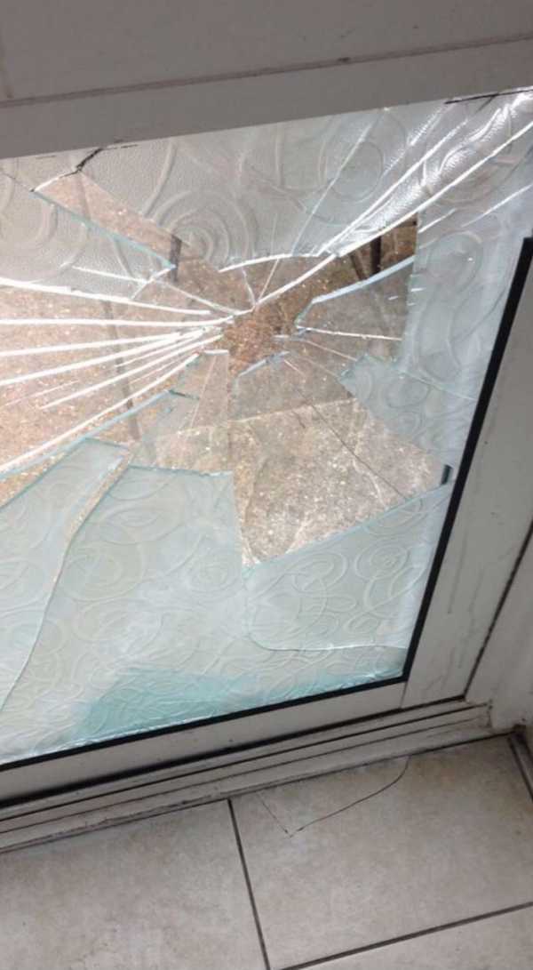 Почему лопнуло стекло. Разбитое стекло в окне. Дом с разбитым стеклом. Разбитое пластиковое окно. Треснул стеклопакет.