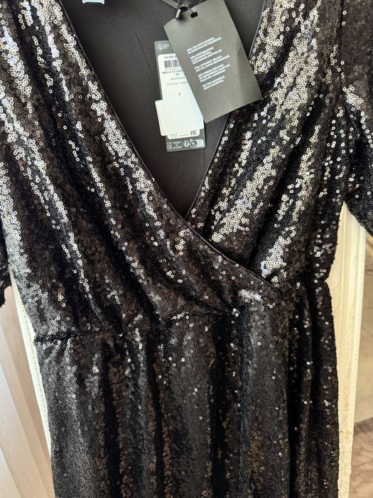 Рокля с пайети в черно