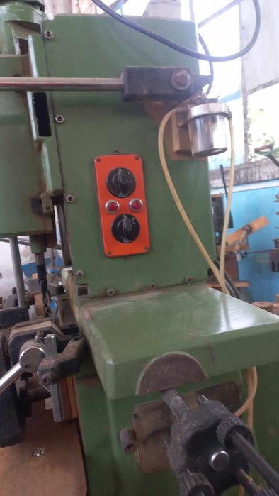 машина за пробиване на отвори за брави, и дръжки.