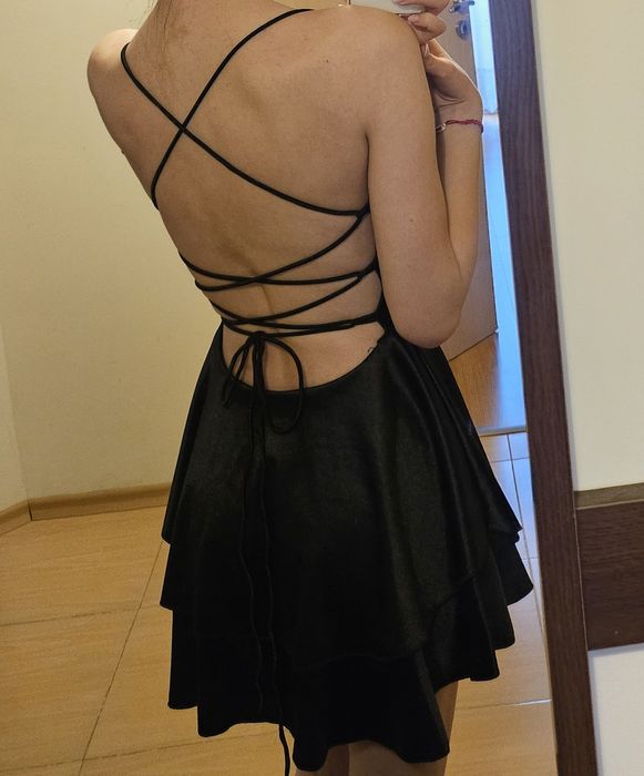 Черна сатенена рокля