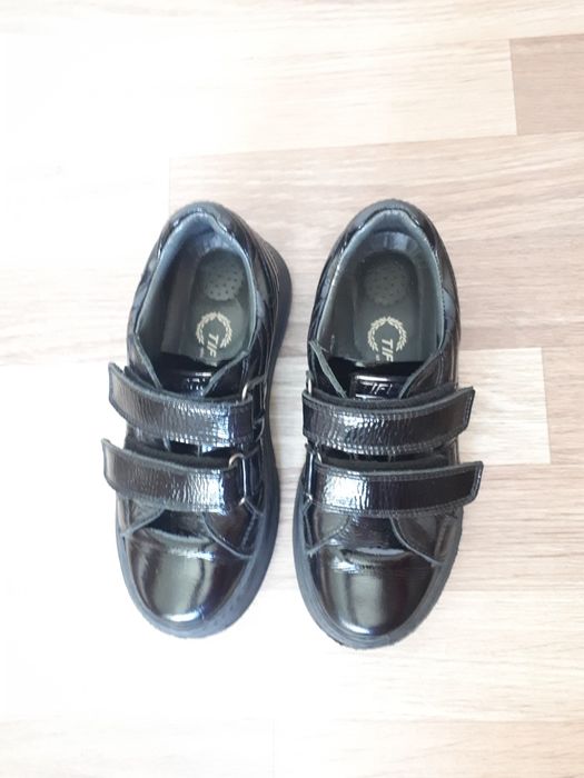 Продам кроссовки на девочку